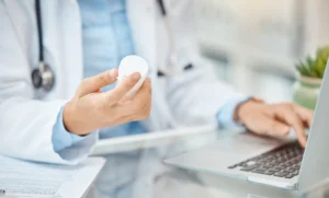 Patient accompagné pour une téléconsultation en pharmacie